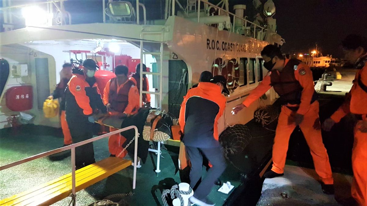 ▲東吉嶼一位獨居老人疑似感染肺炎，澎湖海巡隊接獲通報立即派遣線上PP-10020艇緊急前往救助，圓滿達成任務。（圖／澎湖海巡隊提供，2019.12.14）