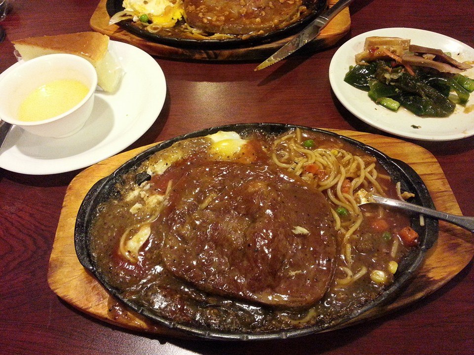 ▲一名網友在 PTT 八卦版表示，從台南北上吃北部的夜市牛排，價格直逼 150 元，比台南貴上許多，為此感到相當納悶，貼文立刻引發網友熱議，釣出內行網友吐出「驚人事實」。（示意圖／翻攝自臉書）