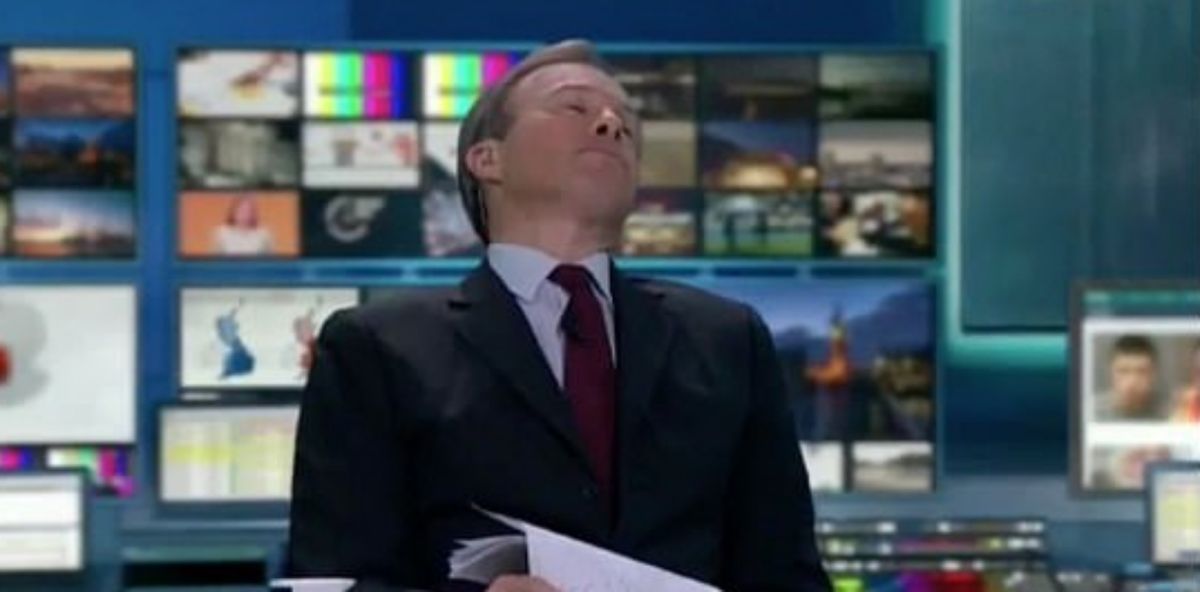 ▲英國獨立電視台主持人湯姆布萊比，在歷時 8 小時馬拉松播報後，累的直接往後一癱，不想直播鏡頭還未切換。（圖／翻攝自 Scott Bryan 推特）