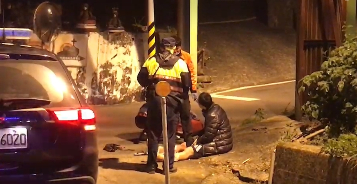 ▲曾男（坐地上者）曾住在該道場，疑有反社會人格，情緒經常失控鬧事。（圖／記者陳聖璋翻攝）