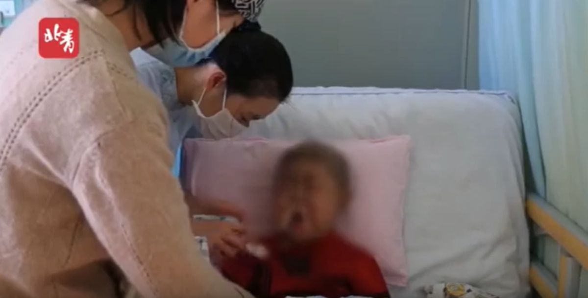 ▲大陸河北保定 1 名 5 歲男童，因飽受病痛折磨，又擔心父母為自己花太多錢，而說出讓爸媽及網友都心疼的話語。（圖／擷取自 Youtube 視頻）