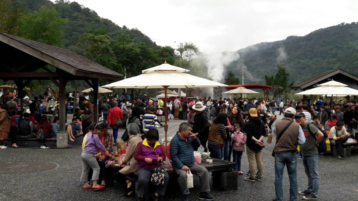▲清水地熱公園深受民眾喜愛，平日、假日都有人潮。（圖／宜蘭縣政府工旅處提供)