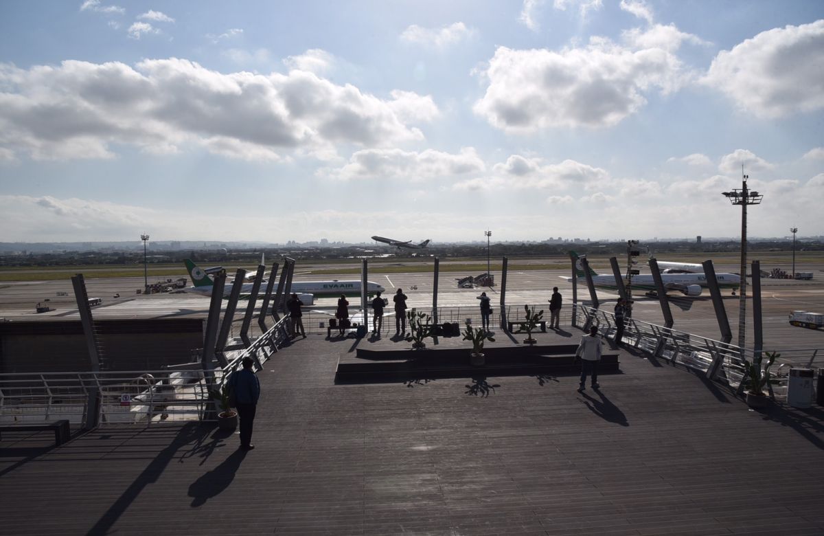 ▲在全國最大的開放式觀景臺上，航空迷們可近距離拍攝最精彩的航機照片，還可飽覽機場遼闊空間與遠方景緻，成為觀賞飛機及航空教學的新景點。（圖／交通部提供）