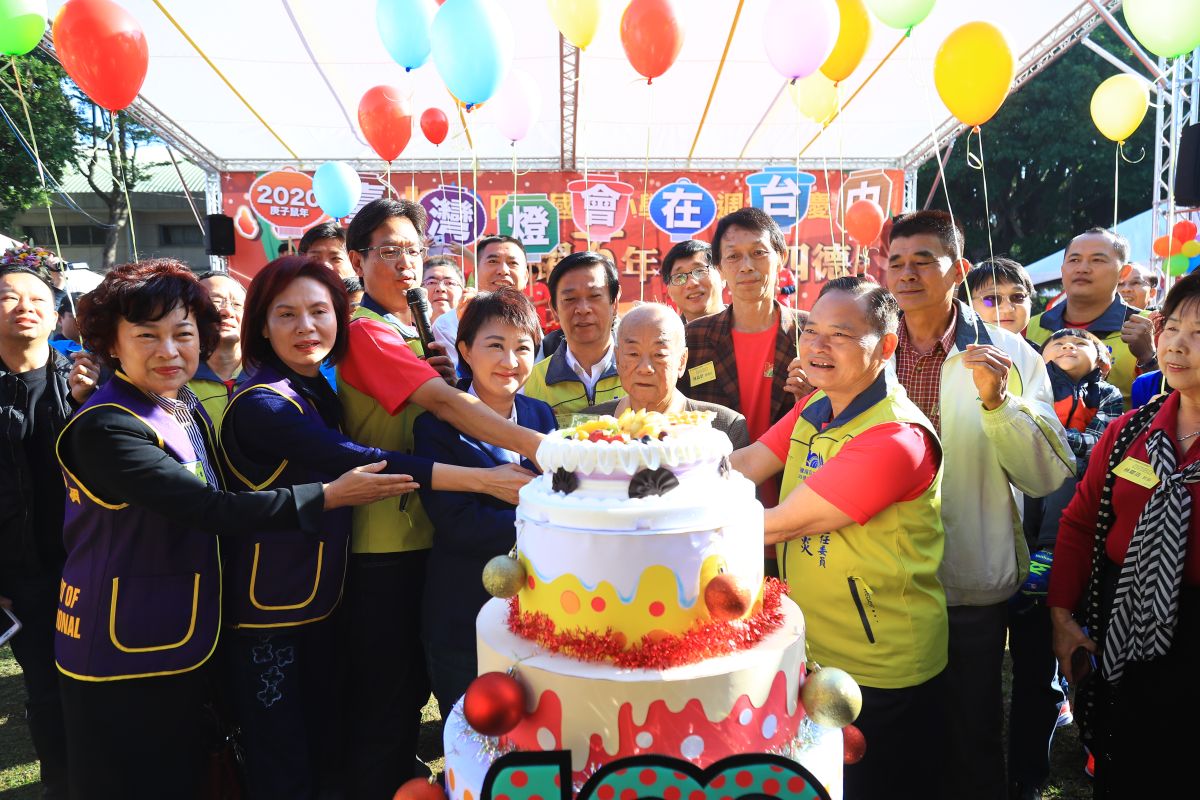 ▲霧峰區四德國小慶祝創校百年，市長盧秀燕出席與傑出校友一同切下生日蛋糕。 (圖／柳榮俊攝2019.12.14)