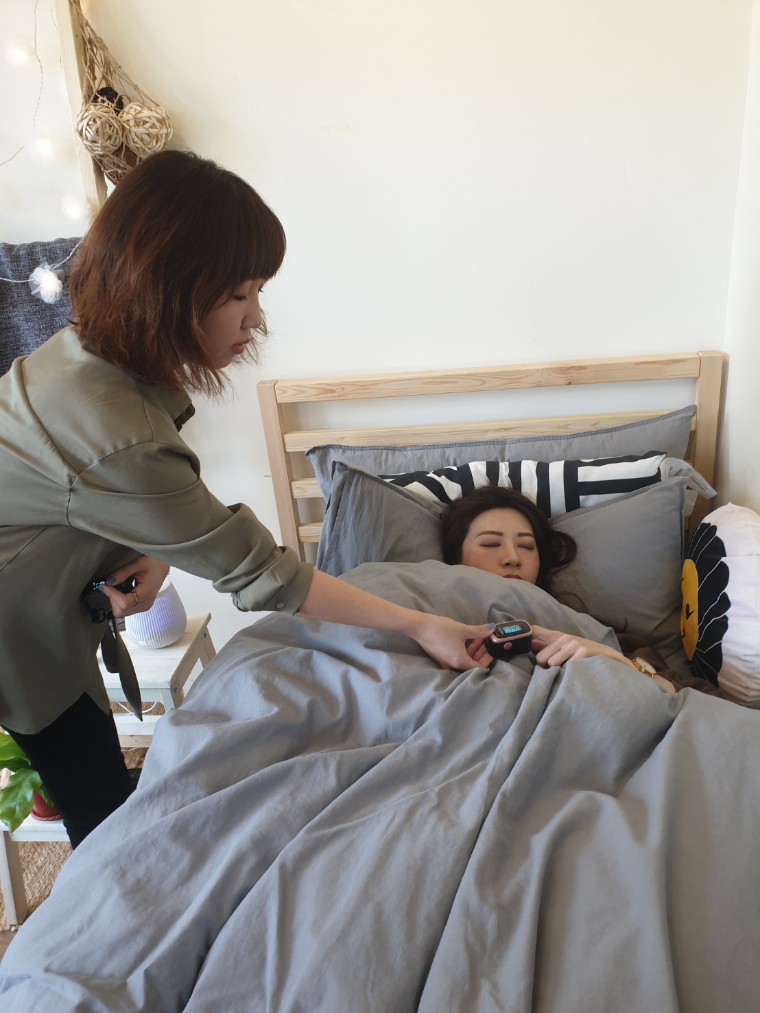 ▲中部羽絨大廠辦睡覺比賽，參賽者手指套血氧儀器，監測誰睡得最沈，誰能獲大獎（圖／金武鳳攝，2019.12.14)