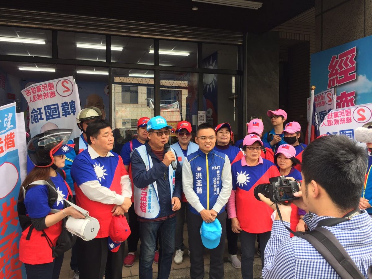 ▲資深導演梁修身今（14）天上午到泰山陪立委候選人洪孟楷騎車掃街。（圖／洪孟楷辦公室提供）