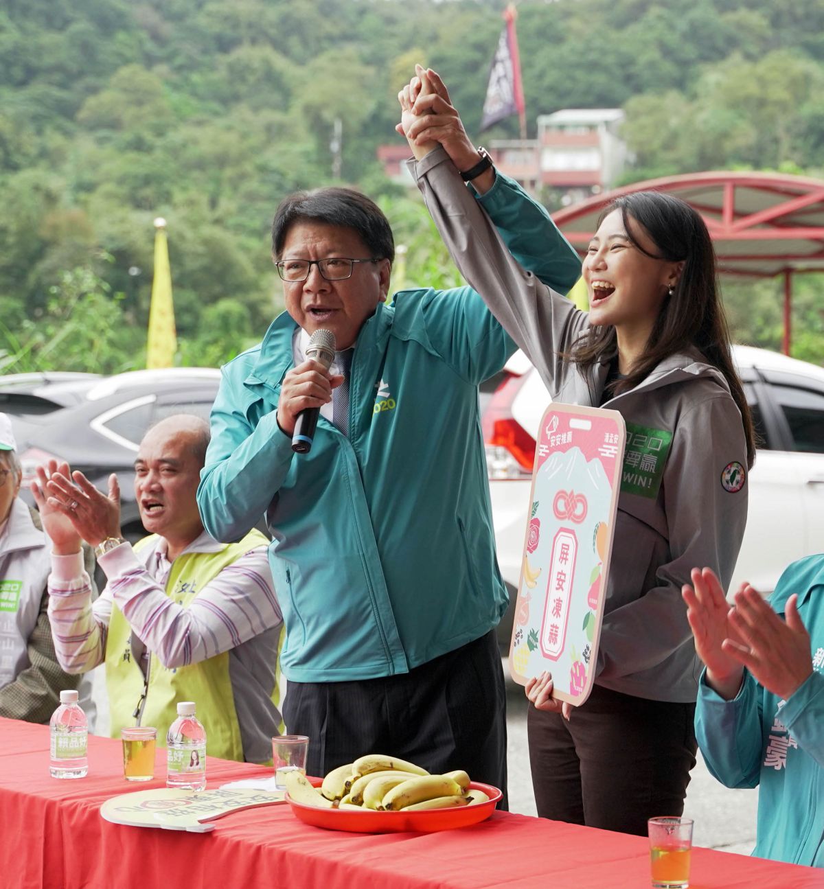 ▲屏東縣長潘孟安今（14）日來到汐止北巡代天府，陪同新北市第十二選區立委參選人賴品妤參拜。（圖／賴品妤辦公室提供）