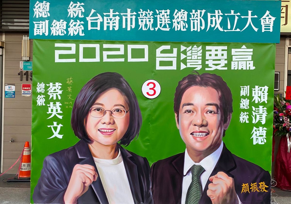 ▲國寶級畫師顏振發手繪「英德配」競選看板。（圖／記者陳聖璋攝，2019.12.14）