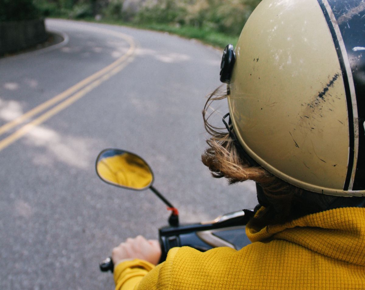 ▲馬來西亞一對夫婦騎車 200 公里幫女兒送筆電。（示意圖，非當事人／取自 Unsplash ）