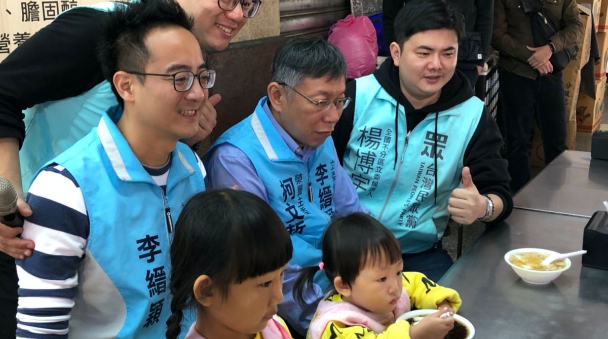 ▲身兼台灣民眾黨主席的台北市長柯文哲，為郭家軍新北市立委候選人李縉穎掃街造勢。（圖／記者丁上程攝, 2019.12.15）