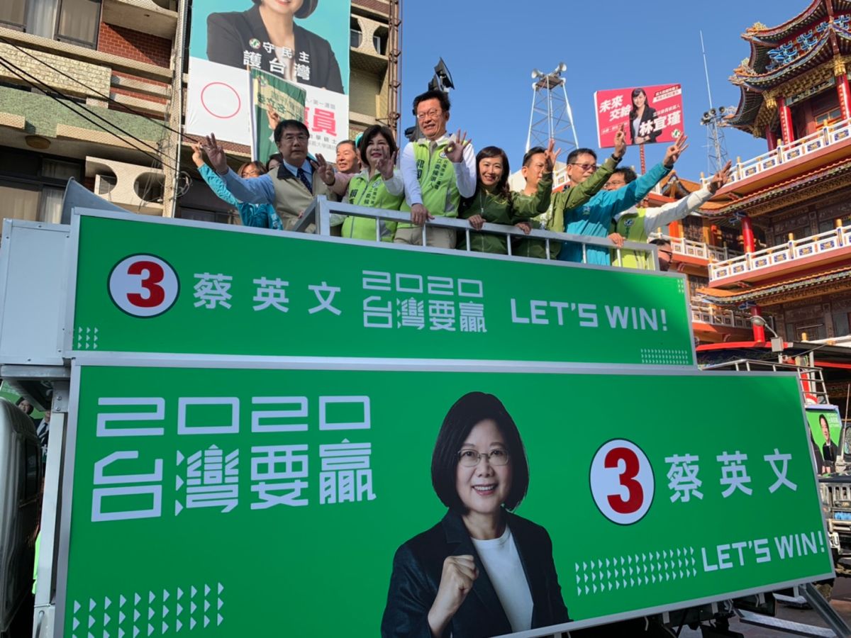 ▲台南英德競選車隊15日起跑，將會陸續前往台南37個行政區，向台南鄉親懇託，3張選票投民進黨，顧台灣。（圖／台南英德競選總部）