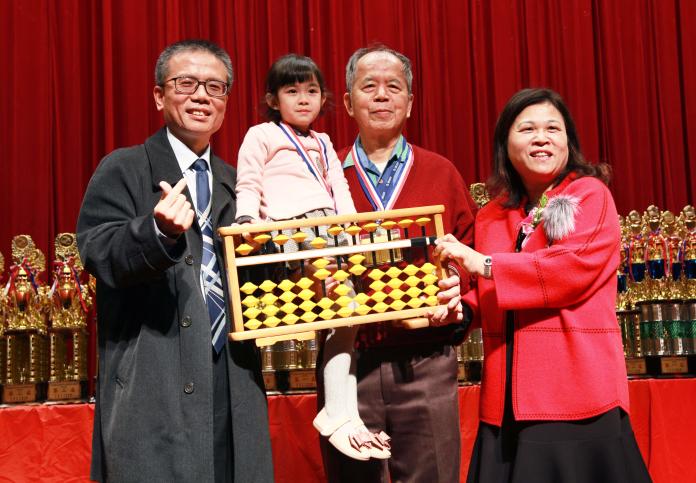 世界珠心算公開賽　79歲阿公及4歲女娃均獲獎
