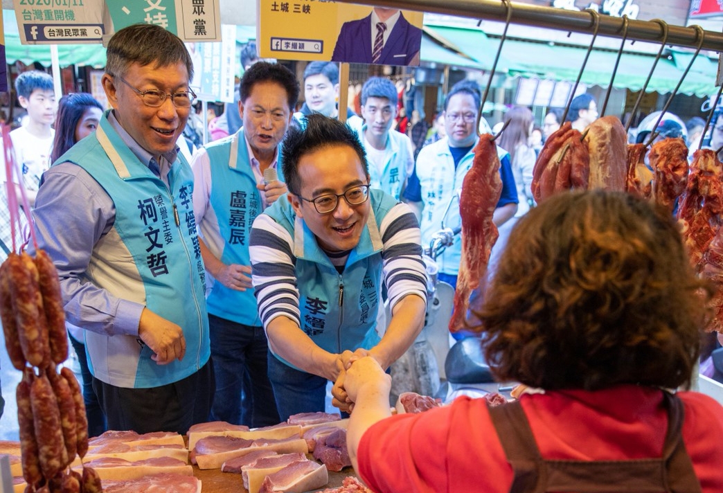 ▲身兼台灣民眾黨主席的台北市長柯文哲，為郭家軍新北市立委候選人李縉穎掃街造勢。（圖／台灣民眾黨提供）