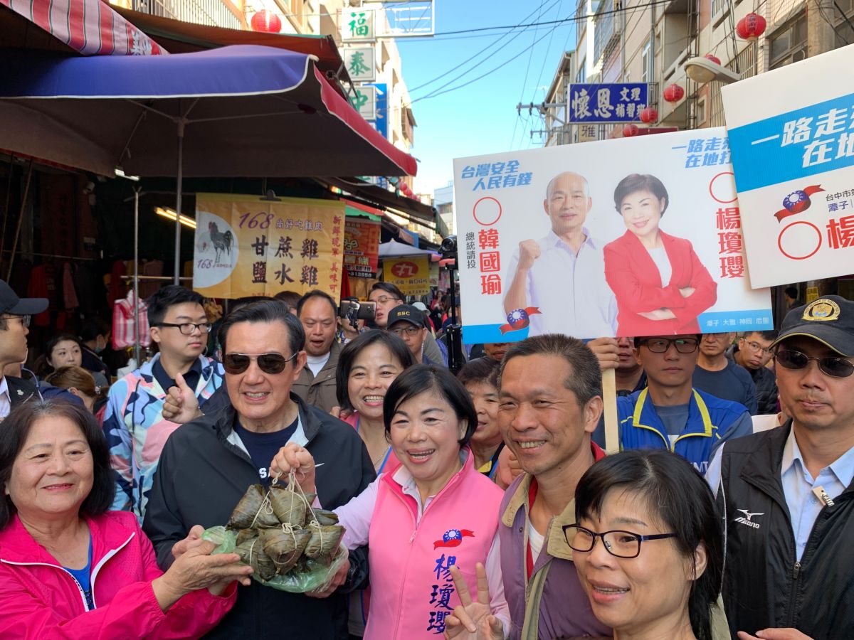 ▲前總統馬英九今天陪楊瓊瓔大雅掃街，沿途受到民眾熱情歡迎。（圖／楊瓊瓔競總提供）