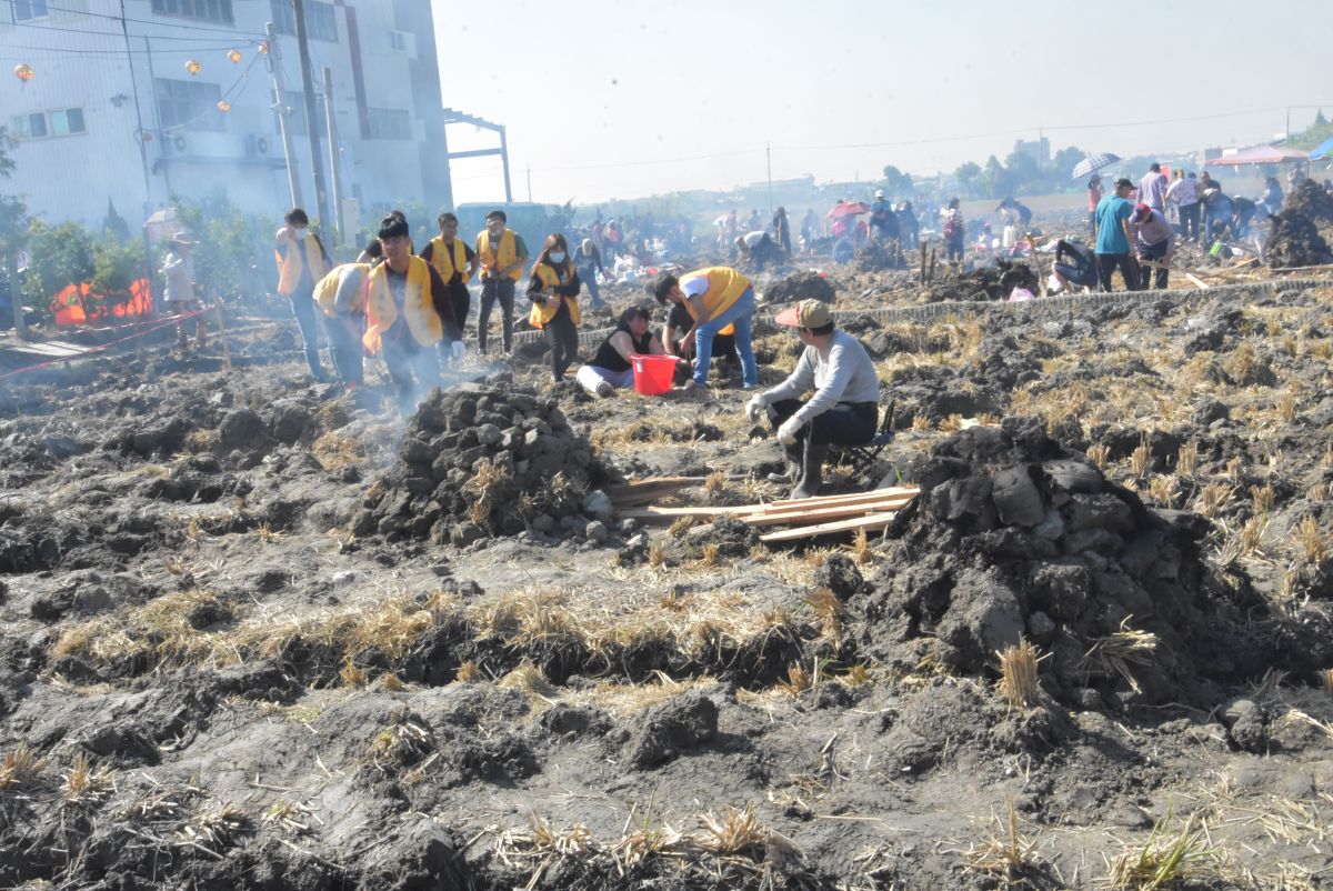 ▲大村鄉平和社區舉辦千人爌窯活動，有不少民眾攜家帶眷享受田野的爌窯樂趣。（圖／記者陳雅芳攝，2019.12.15）
