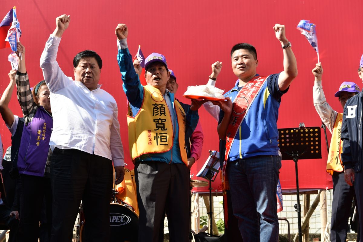 ▲台中立委候選人顏寬恒霧峰競總成立，父親顏清標懇請鄉親幫忙拉票，讓他和韓國瑜在霧峰贏過5千票。（圖／顏寬恒總部提供）