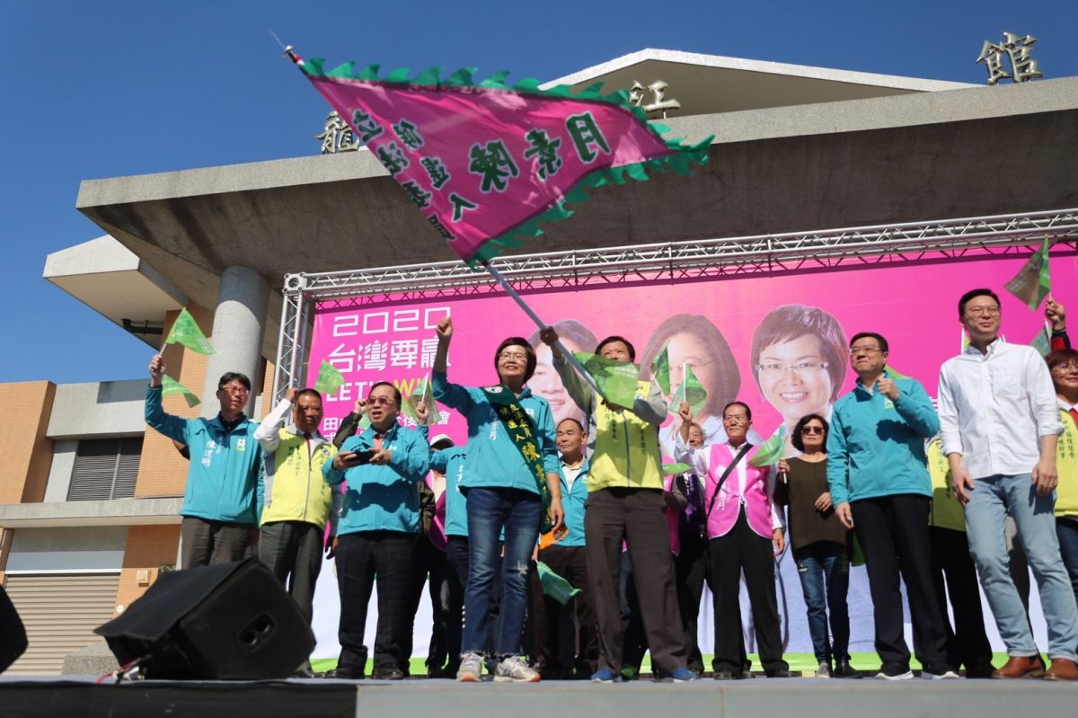 ▲蔡英文陳素月競選連任田中後援會成立大會，立委陳素月授旗給後援會。（圖／記者陳雅芳攝，2019.12.15）