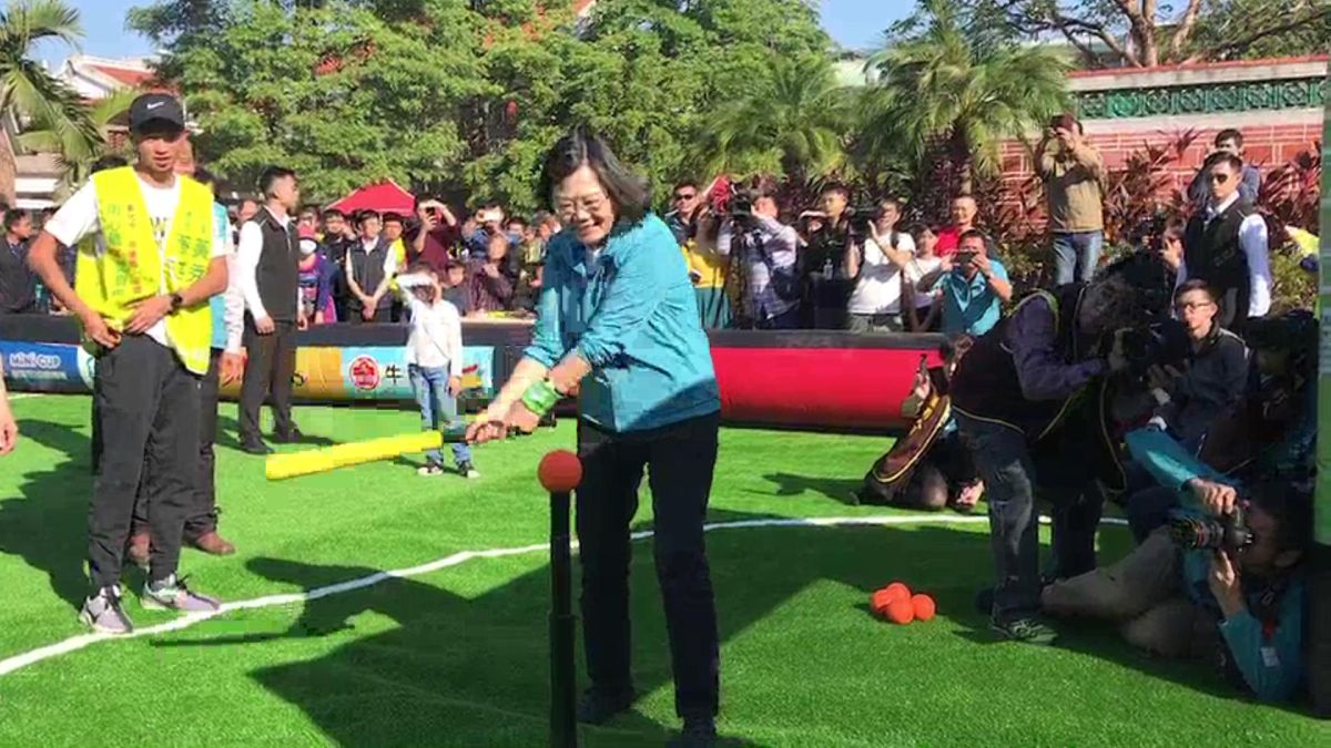 ▲民進黨總統候選人蔡英文揮出漂亮的打擊，要讓彰化縣立委全壘打。（圖／記者陳雅芳攝，2019.12.15）