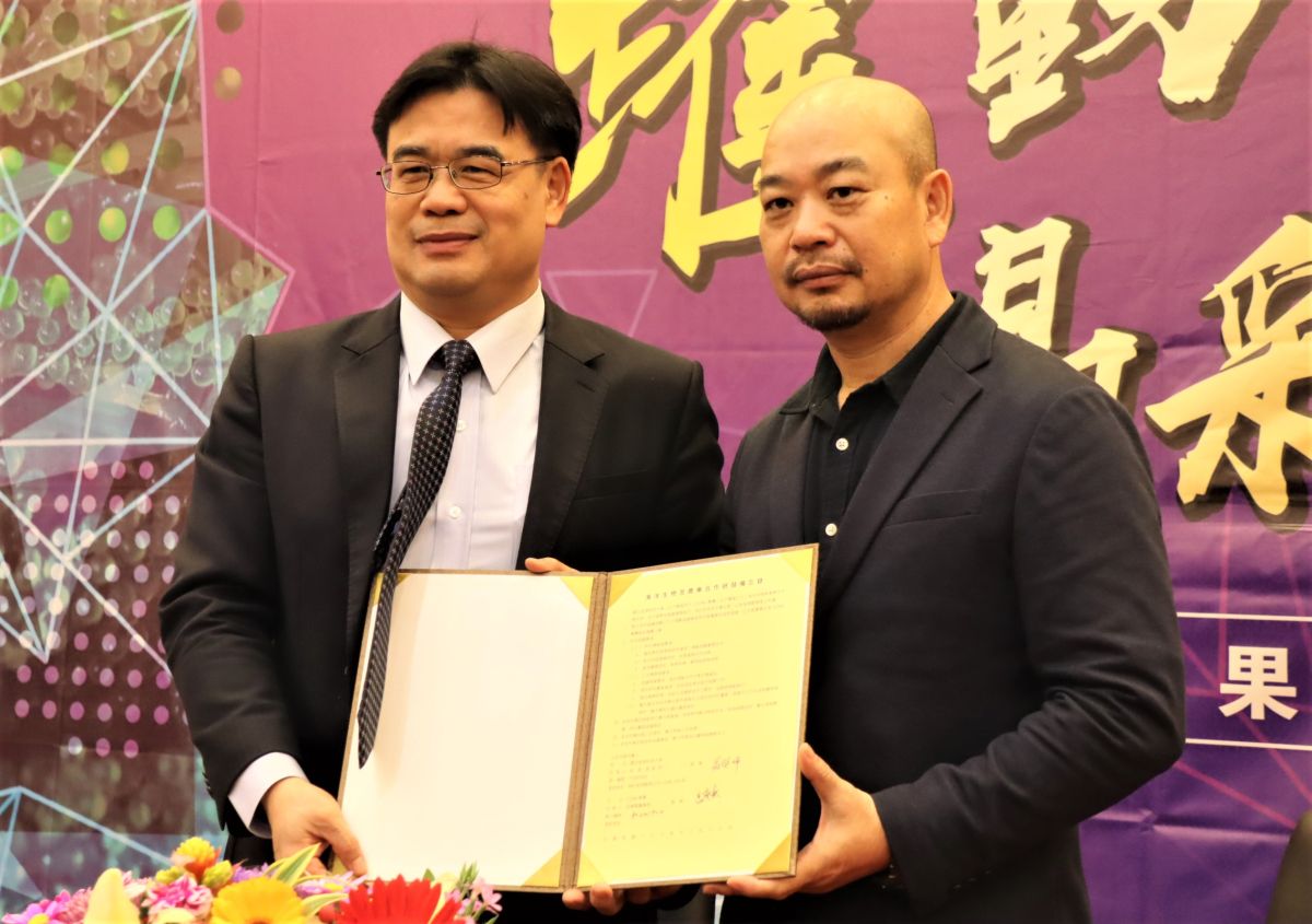 ▲澎科大與國內大型通路商東森購物，及知名保養品公司CONI集團簽約，希望建立澎湖海域特有的海葡萄產業鏈，將更多產品推展出去。（圖／記者張塵攝，2019.12.16）