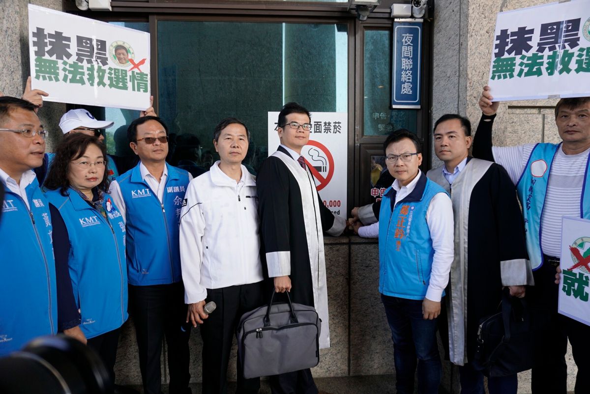 ▲新竹市立委候選人鄭正鈐今(16)日召開記者會，嚴厲譴責對手鄭宏輝散播不實訊息，違反選罷法。(圖/記者金祐妤攝，2019.12. 16)