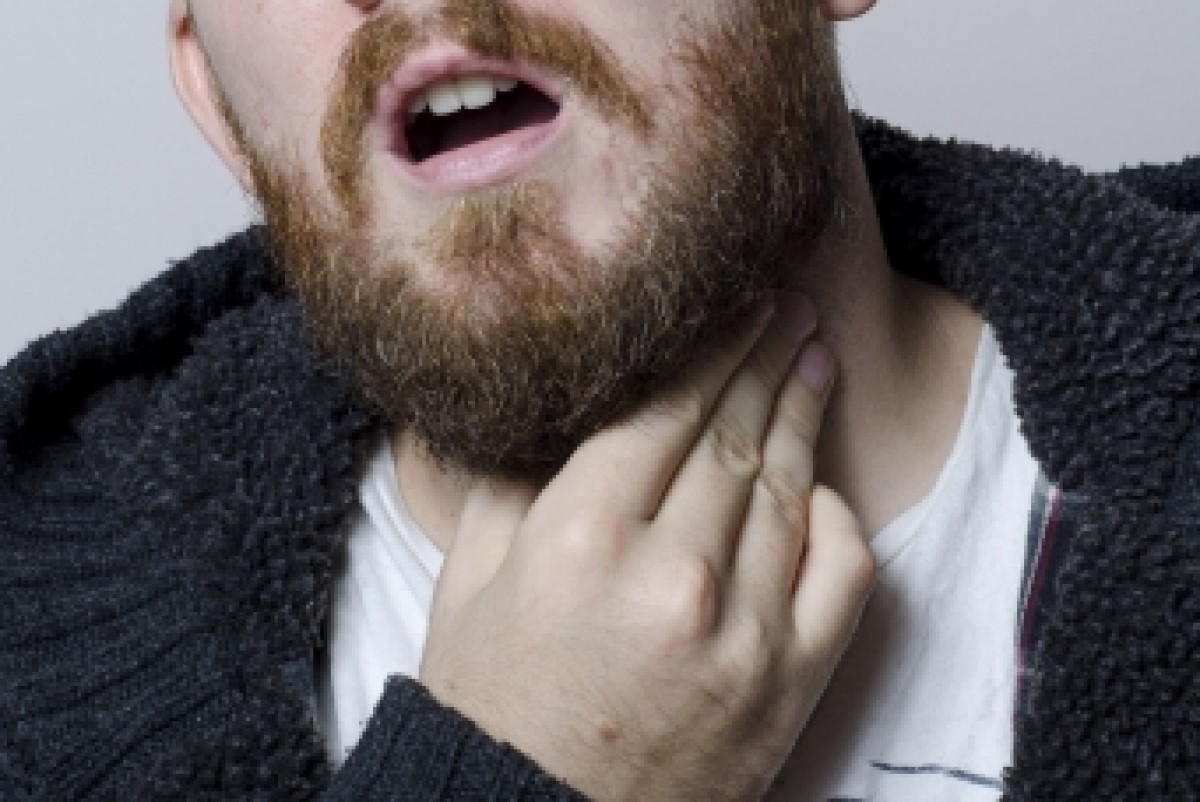 ▲雖然新冠疫情如今已逐漸緩解，不過確診仍會造成身體不適，其中常見的症狀就是喉嚨痛。（示意圖，非當事人／取自 photoAC ）