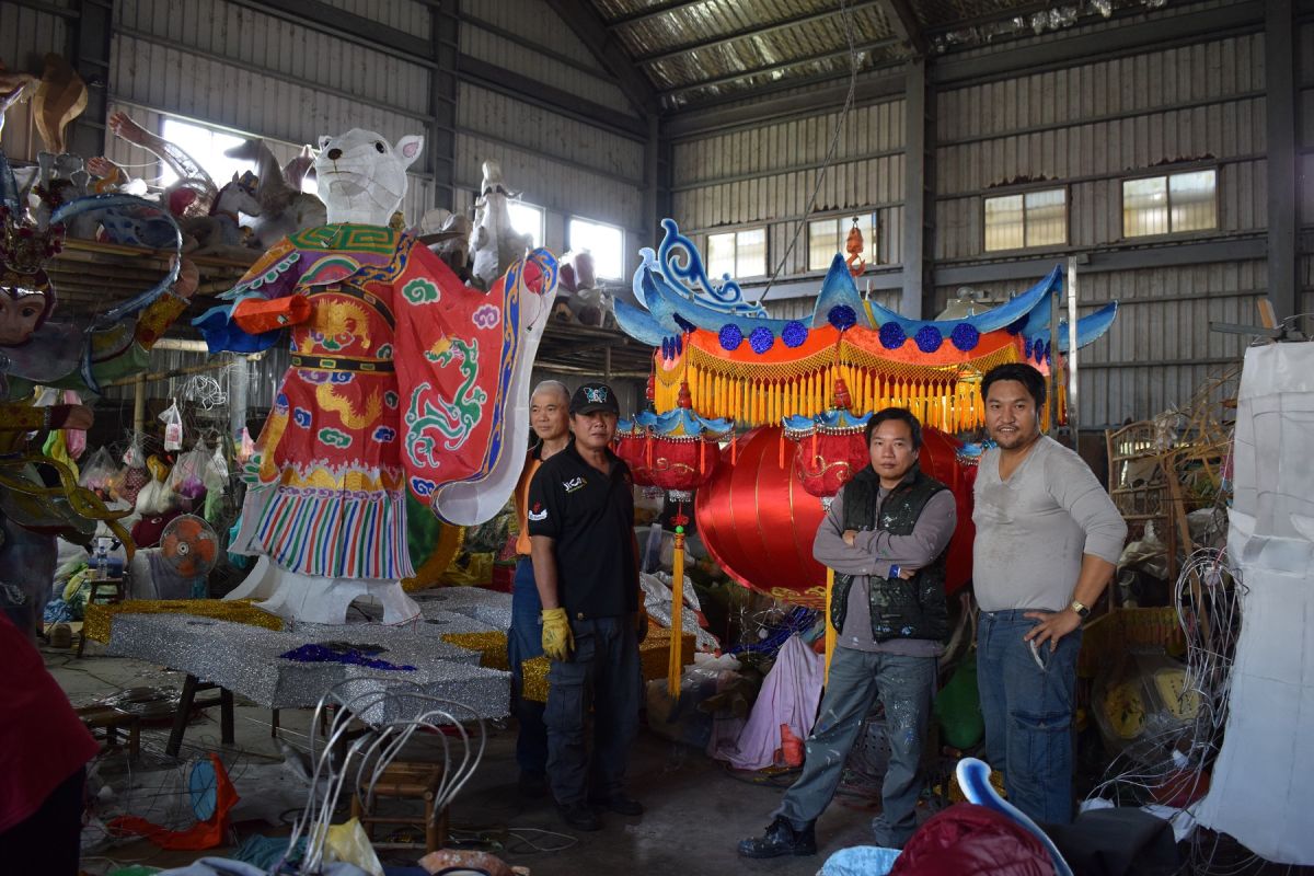 ▲花燈藝師吳登興、工藝師黃志偉設計馬來西亞康寧寺祈福主燈及平安總燈。（圖／記者洪佳伶攝 ,2019.12.16）