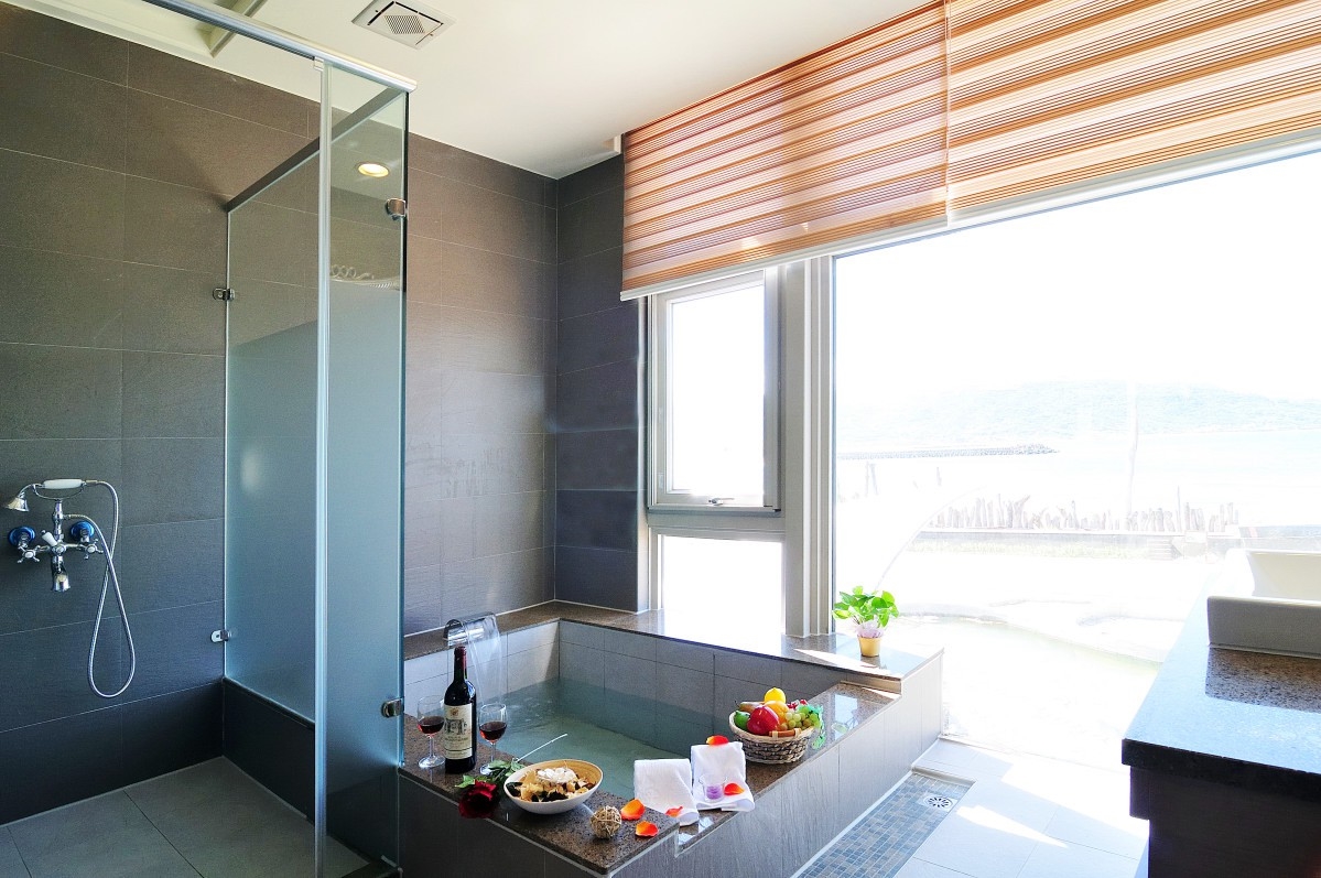 ▲來磺港泡溫泉，也能順便欣賞海景。（圖/新北市農業局提供）