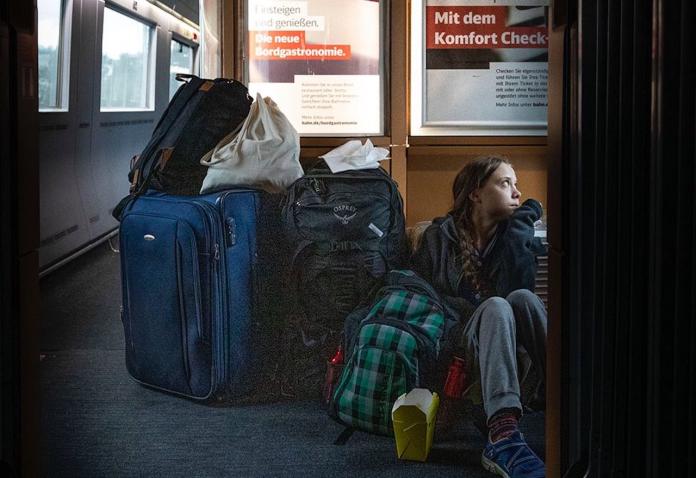 ▲通貝里在自己的推特上，貼出坐在火車區間，周圍都是行李的照片。（圖／翻攝自推特）