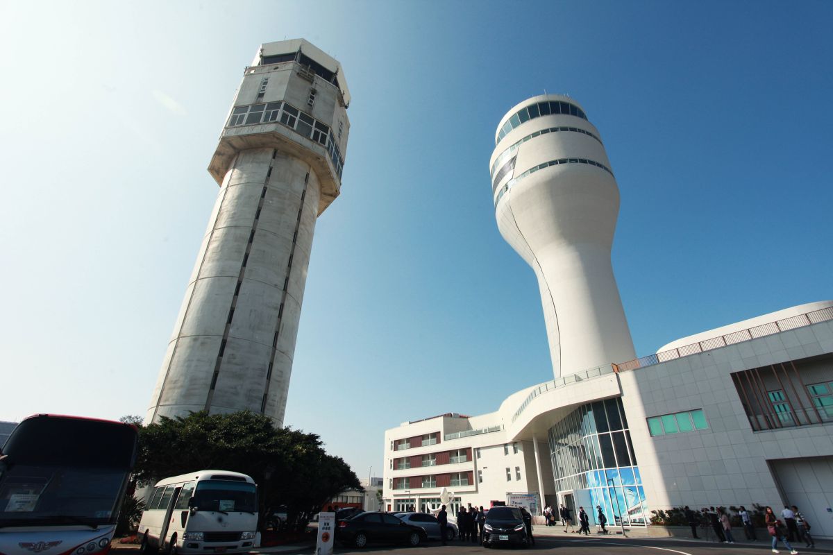 ▲桃園機場舊塔台自民國68年啟用迄今超過40年終於功成身退，新塔台就在舊塔台旁。（圖／記者李春台攝, 2019.12.16）