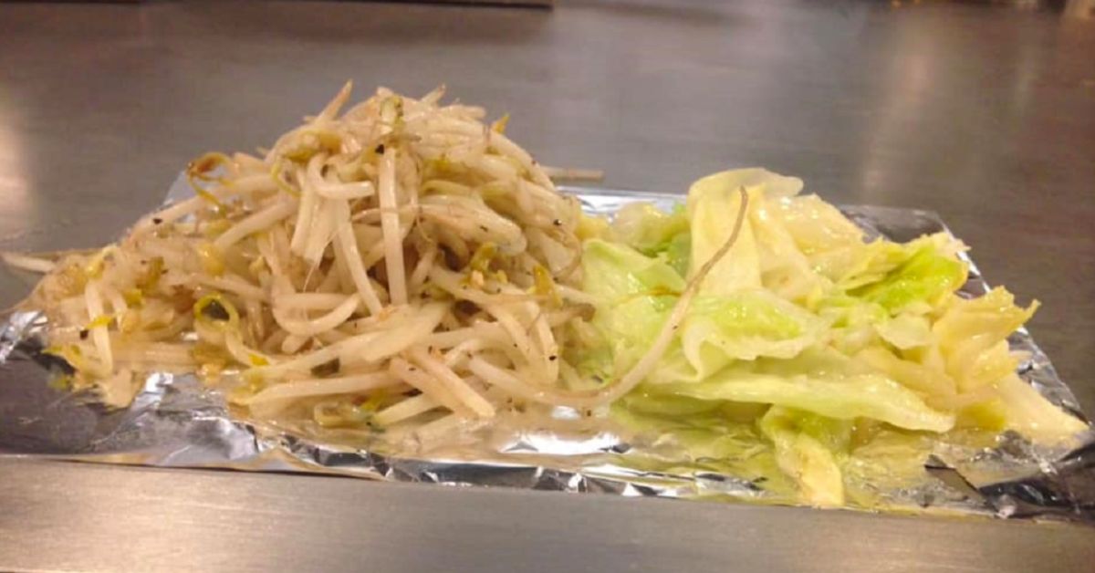 ▲鐵板燒青菜一般來說都是「高麗菜+豆芽菜」的組合。（圖／翻攝爆廢公社）