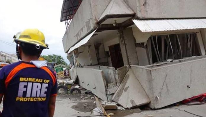 菲律賓南部民答那峨島（Mindanao）發生6.8級強震，一名住在納卯市（Davao）的6歲女童被證實身亡。（圖／China Post－AP）