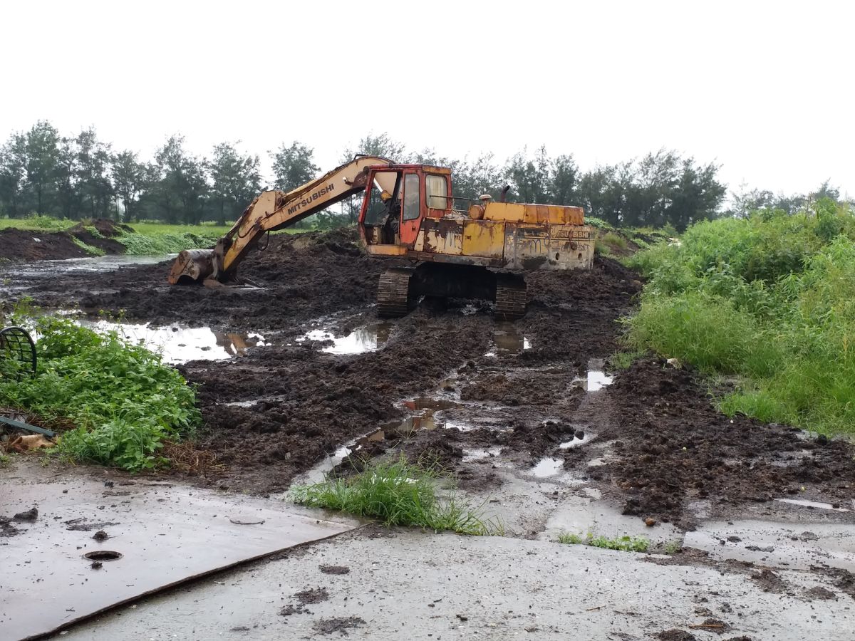 ▲食品污泥非法棄置於彰化農地。（圖／環保署提供）