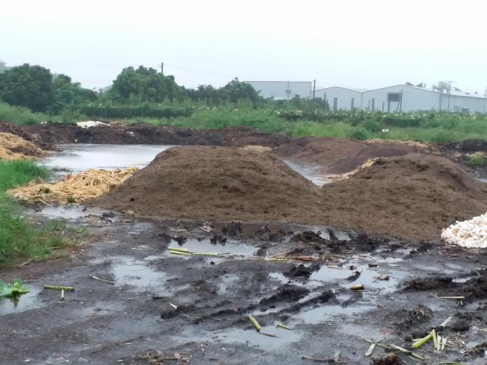 ▲食品污泥非法棄置於彰化農地。（圖／環保署提供）