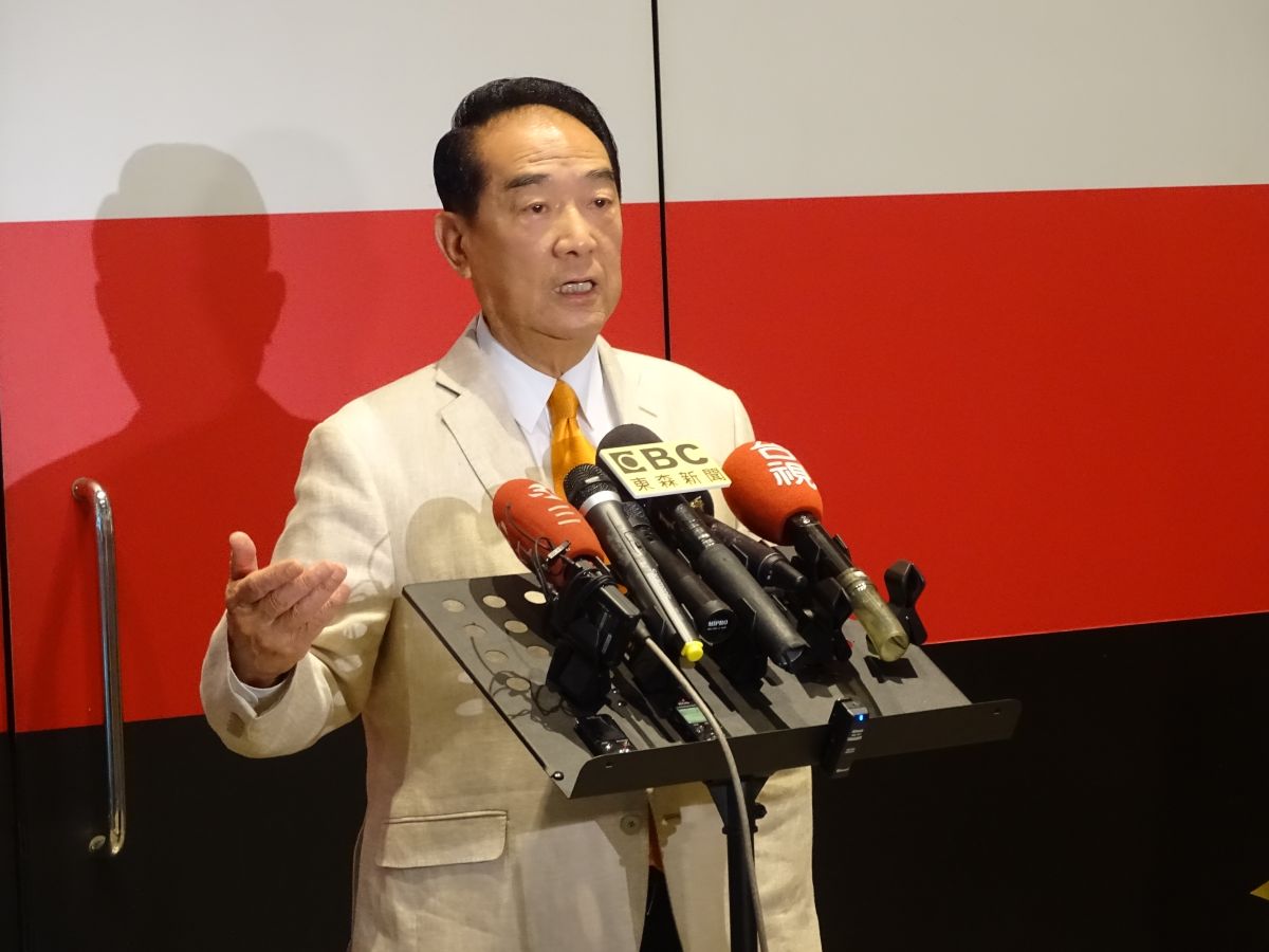 ▲綠黨桃園市議員王浩宇指親民黨主席宋楚瑜曾接受中共官媒《新華社》專訪，贊成「一國兩制」，宋楚瑜怒批「胡說八道」。（圖／記者呂炯昌攝, 2019.12.16）