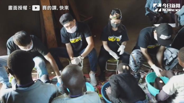 台灣志工助非洲貧童除沙蚤 腳底潰爛長滿卵惹心疼