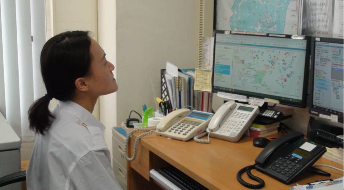 ▲消防員透過電腦螢幕觀看「119勤務指揮智慧派遣系統」。（圖／宜蘭縣消防局提供)