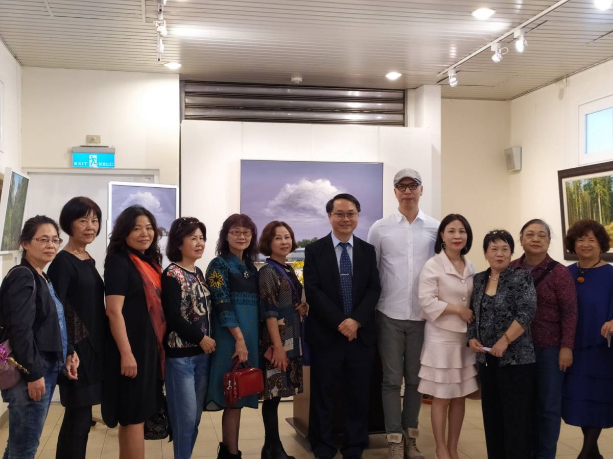 ▲彰師大進修學院院長吳明政與春風畫會師生，邀請大家到彰師大進修學院藝文走廊欣賞精采的油畫作品。（圖／記者葉靜美攝，2019.12.15）