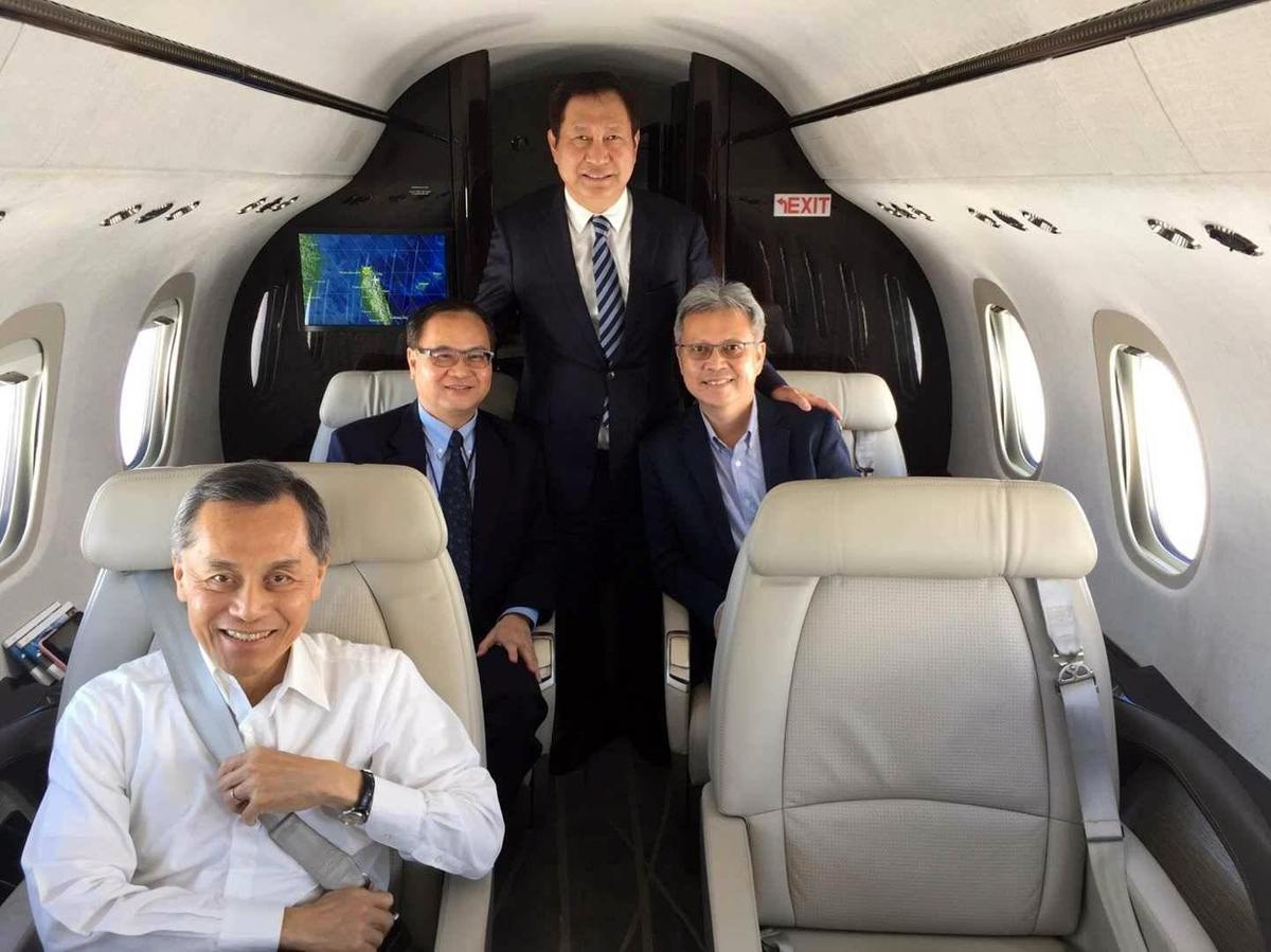 ▲由趙國帥（中央站立者）領導的經營團隊，以「功成身退」為由 14 日集體退出騰達航空。（圖／騰達航空）