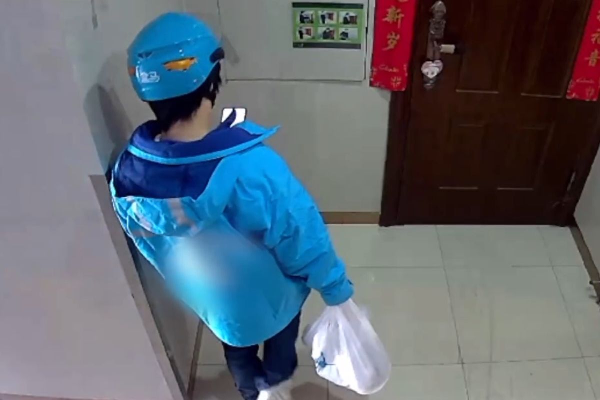 ▲中國大陸一名外送員在外苦等 1 小時。（圖／翻攝自中國日報微博）