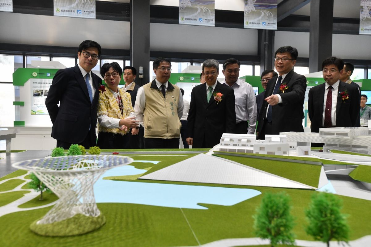 ▲副總統陳建仁（右三），仔細觀看場域模型。（圖／工研院）