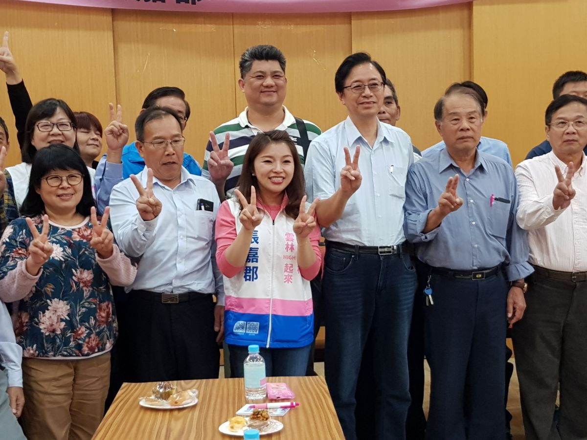 ▲張善政偕同立法委員候選人張嘉郡在台灣毛巾業大本營的虎尾，與毛巾業者座談聽心聲。（圖／記者蘇榮泉攝，2019.12.16）