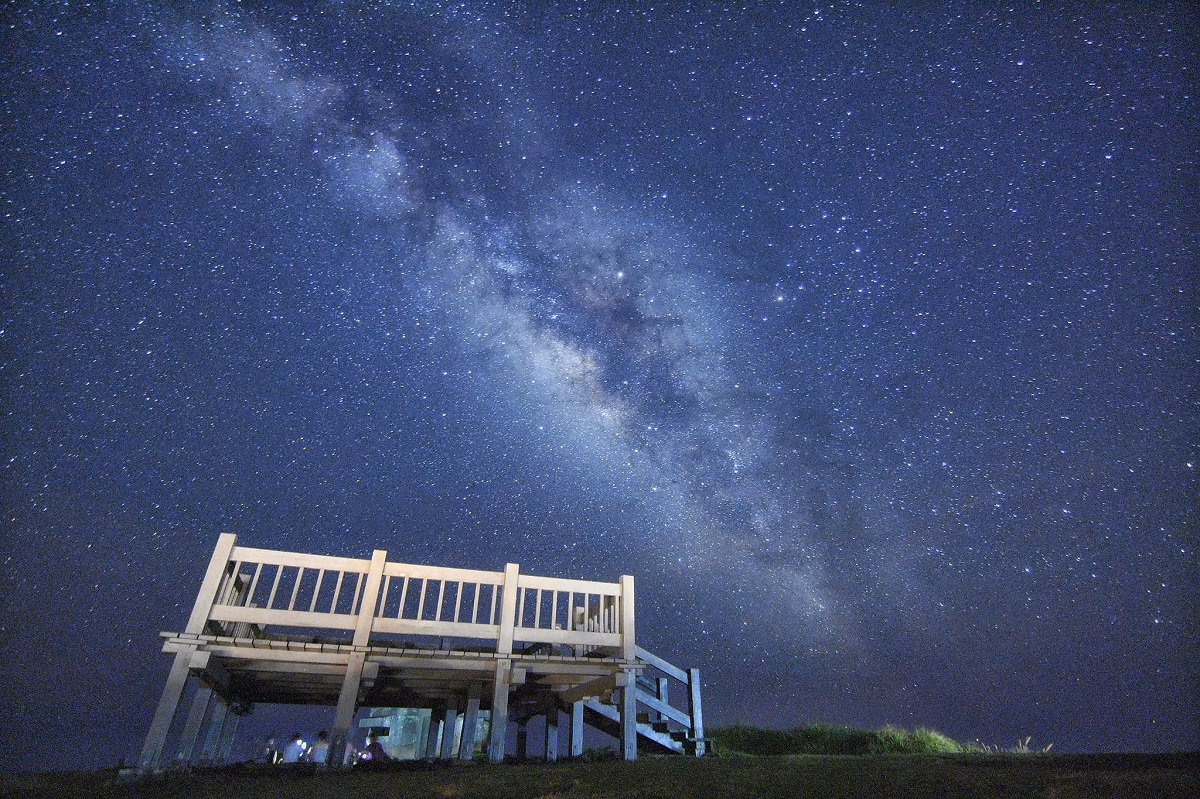 ▲2026台東最美星空系列活動將於6月6日在東河鄉金樽陸連島沙灘開跑，首場星空音樂會卡司有洪佩瑜、Theseus忒修斯。本文整理各場次卡司、地點與交通接博資訊。（圖／翻攝自台東最美星空臉書粉專）