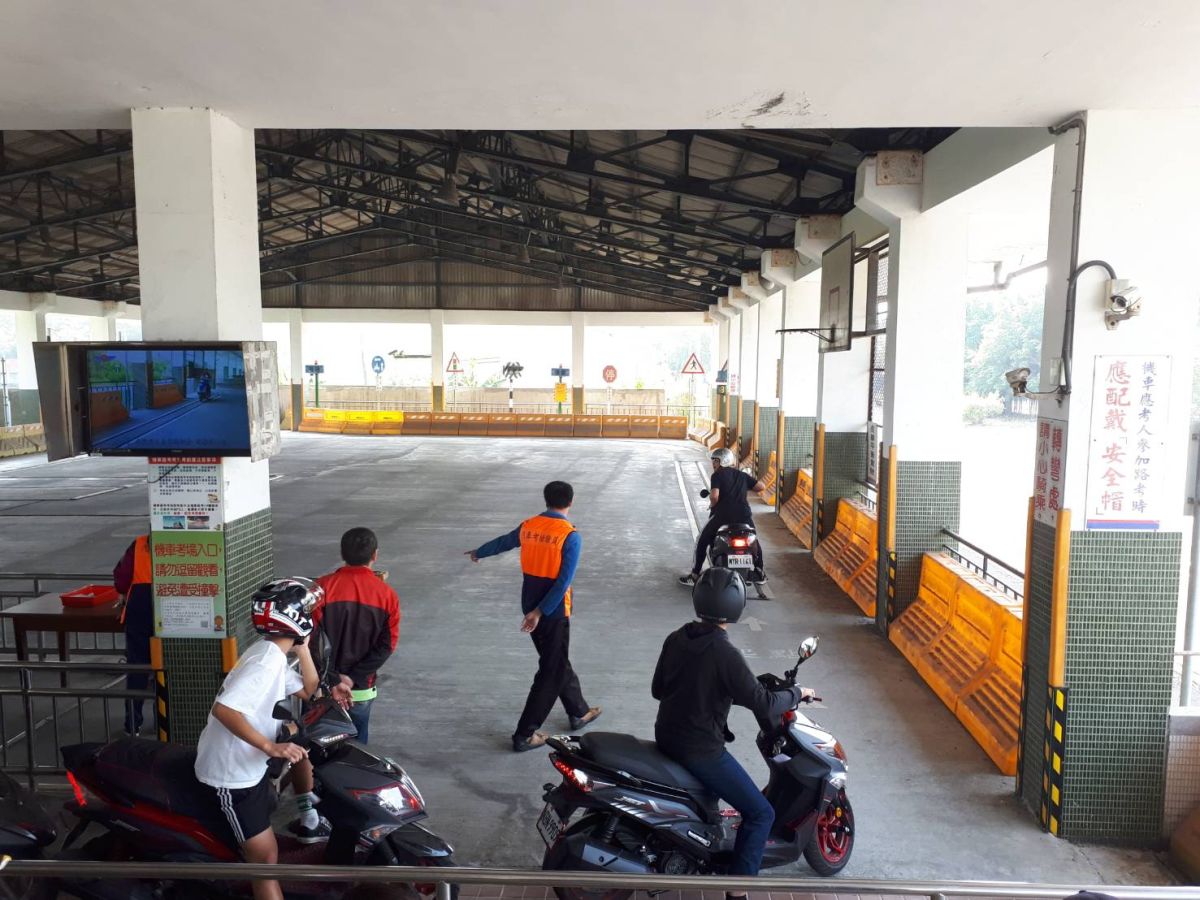 ▲為方便民眾、學生假日考照及洽辦業務需求，開辦「假日門市」，受理民眾機車考照，彰化監理站將於21日開辦「假日門市」服務。（圖／記者陳雅芳攝，2019.12.17）