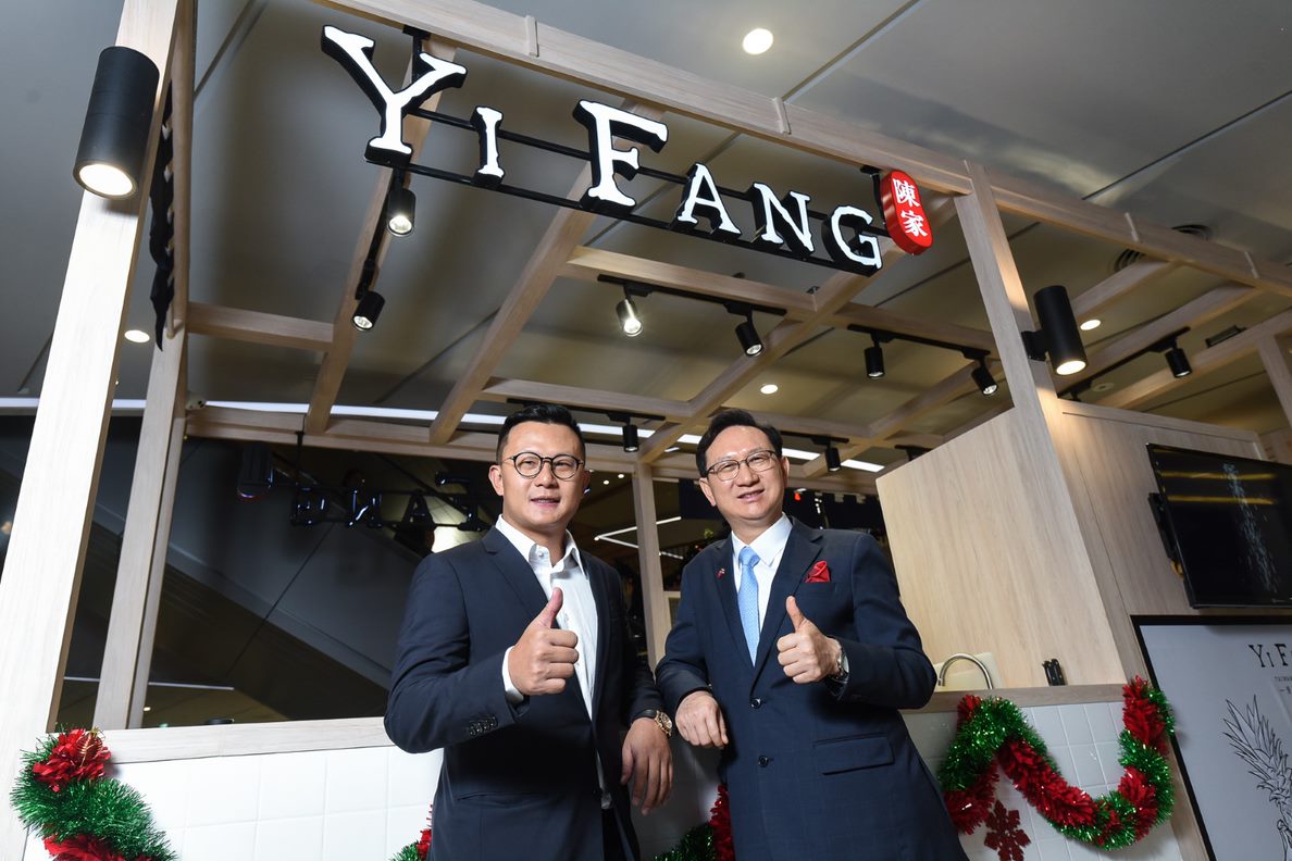 ▲去年12月，手搖品牌一芳水果茶進軍泰國曼谷，駐泰國台北經濟文化辦事處代表童振源（圖右）在開幕前日親自前往門市品嘗，以實際行動支持台灣品牌進軍國際市場。圖左為一芳董事長柯梓凱。（圖／記者陳明安攝）