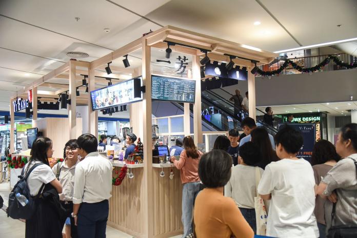 ▲手搖品牌一芳水果茶12月初在曼谷開設首間店，看準的就是非奶茶的藍海市場，開幕當天吸引許多泰國民眾嘗鮮。（圖／記者陳明安攝）