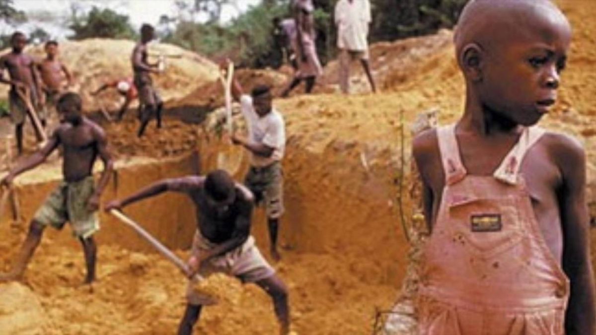 ▲蘋果公司等全球5家科技大廠被控是強迫非洲童工開採鈷礦的共犯。（圖／翻攝網路）