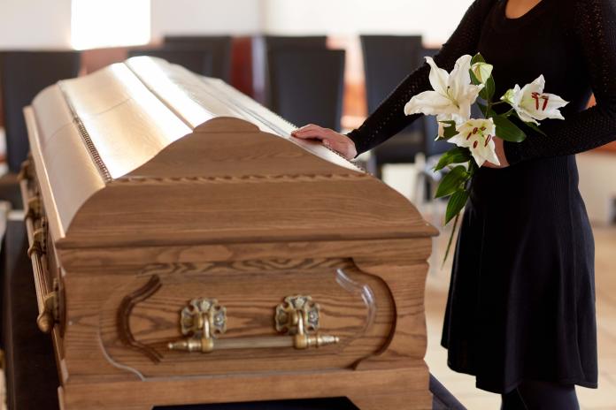 ▲日本近年來傳出3起離奇死亡案例與棺木有關，有死者在喪禮弔唁瞻仰遺容時，倒在棺材旁身亡，還有人頭倒入棺材內陷入昏迷後死亡。（示意圖／取自Shutterstock)