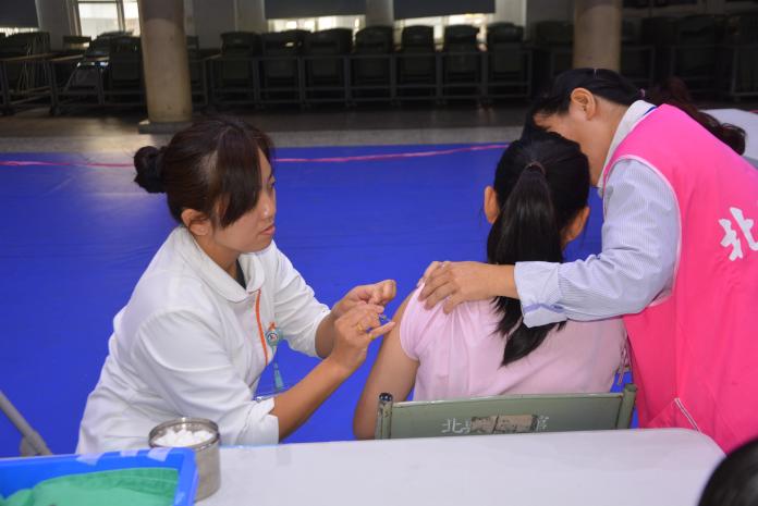 ▲學生接受流感疫苗接種。（圖／記者郭政隆攝影2019.12.17）