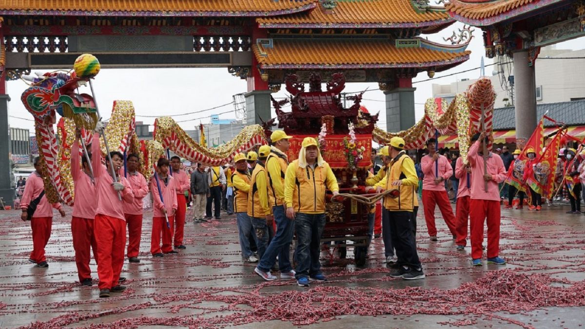 五股迎開臺尊王過爐。（圖／記者蘇榮泉攝）