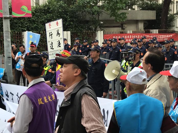 ▲台北市警察局中正第二分局舉牌警告遊行隊伍。（圖／記者賴志昶攝）
